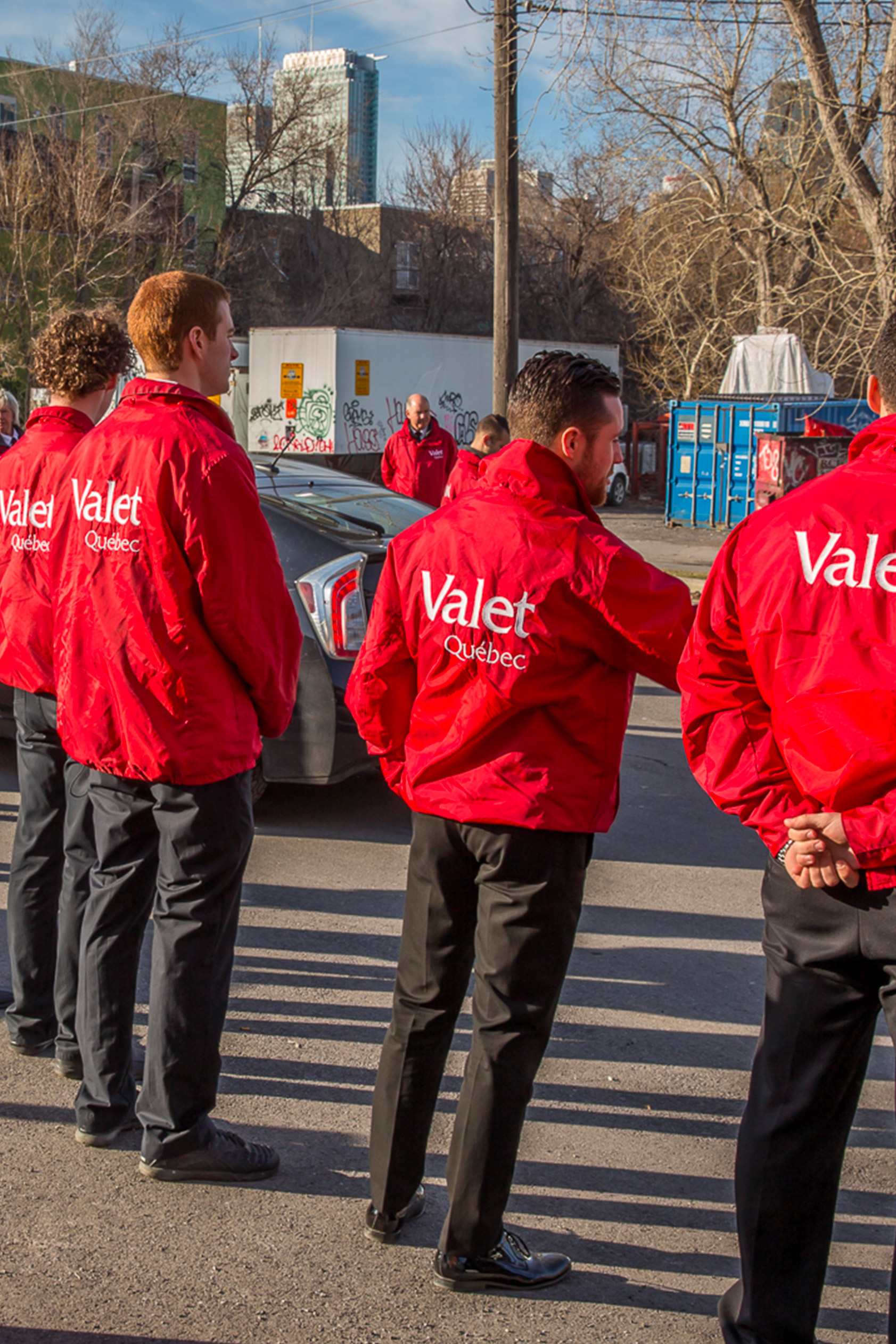 Voiturier de Valet Québec offrant un service de stationnement haut de gamme à Montréal