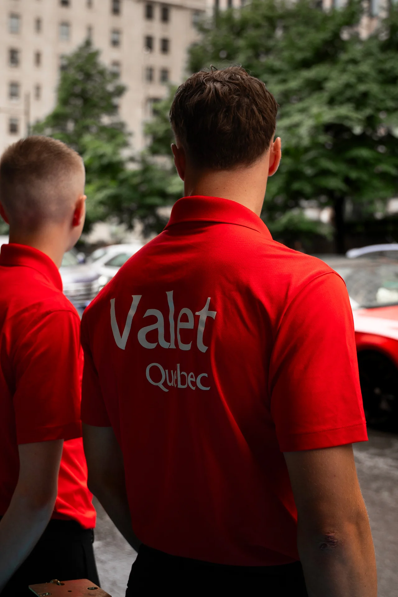 Voiturier de Valet Québec accueillant un client pour un service de stationnement à Montréal